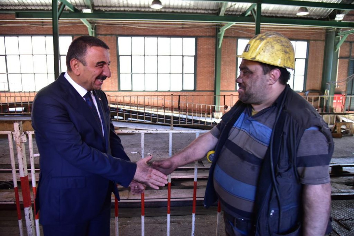 Madencileri kuyu başında karşıladı;