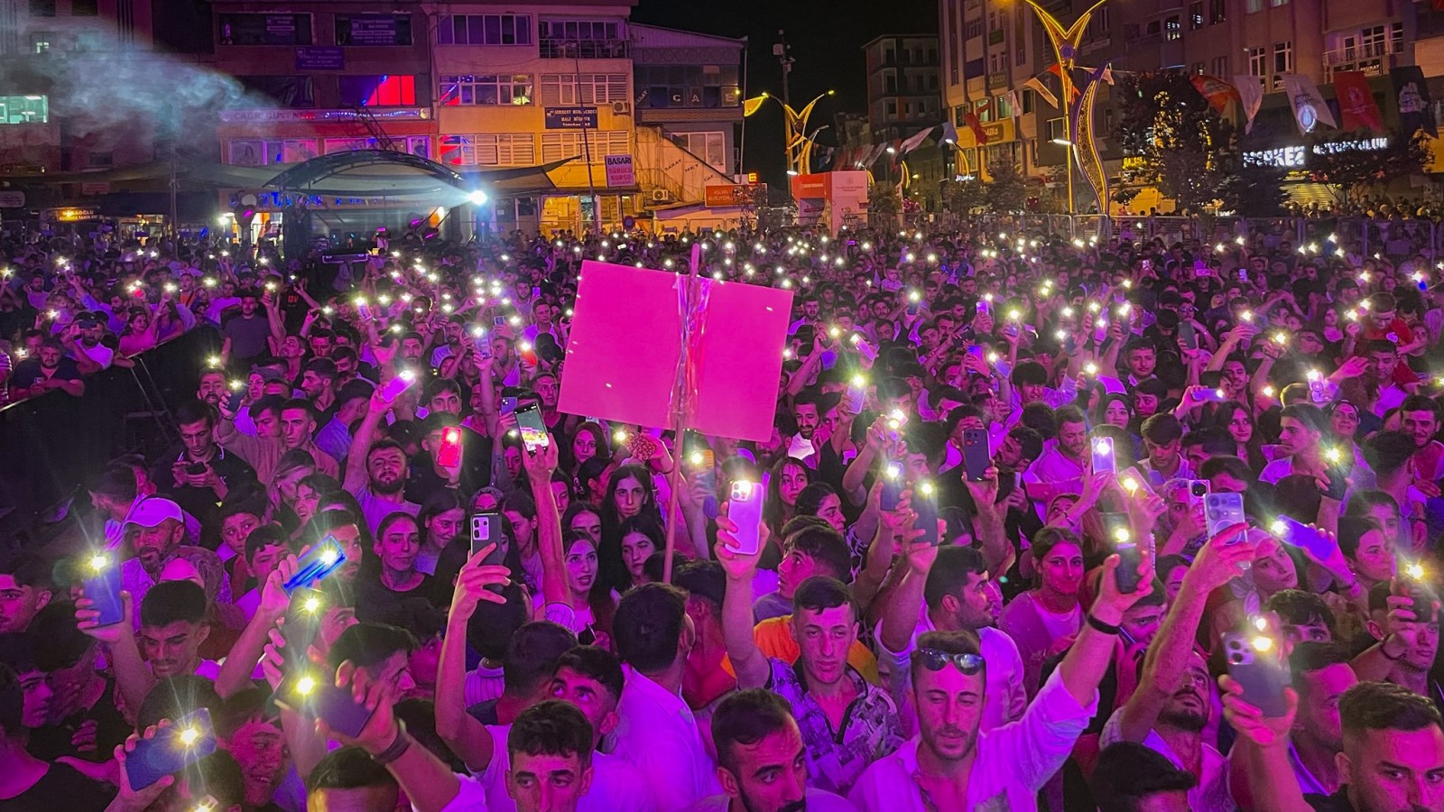 "Dağların şehri Hakkâri artık huzurla anılıyor";