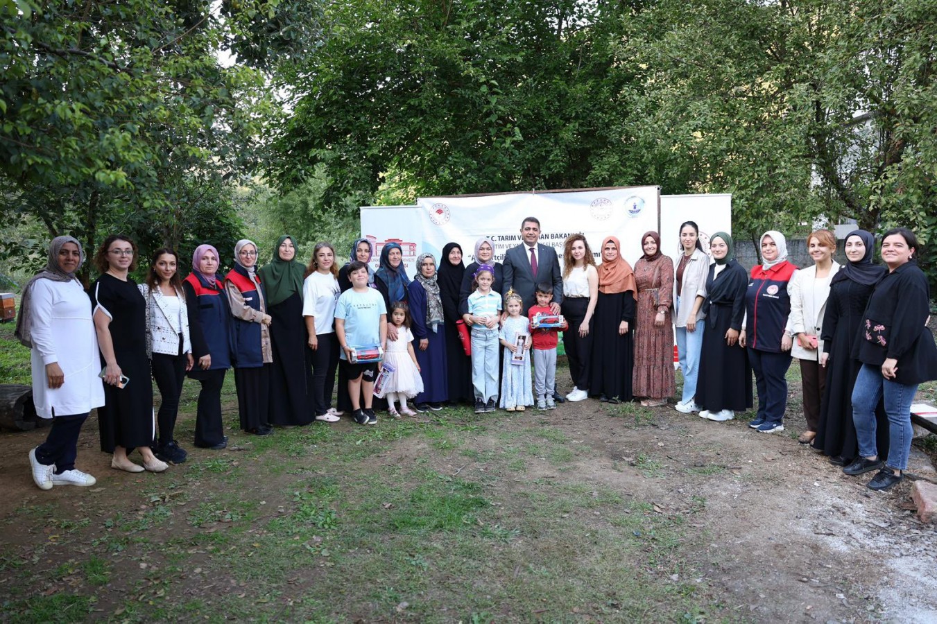 Vali Aslan, üretime katkı sağlayan kadınları tebrik etti;