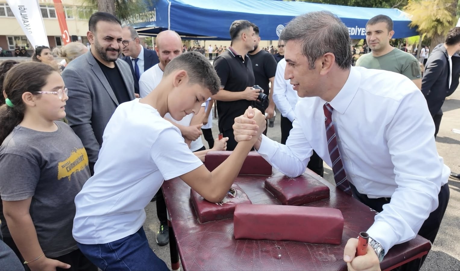 Kaymakam Aksu, öğrencilerle maç yaptı, bilek güreşi ve dart oynadı