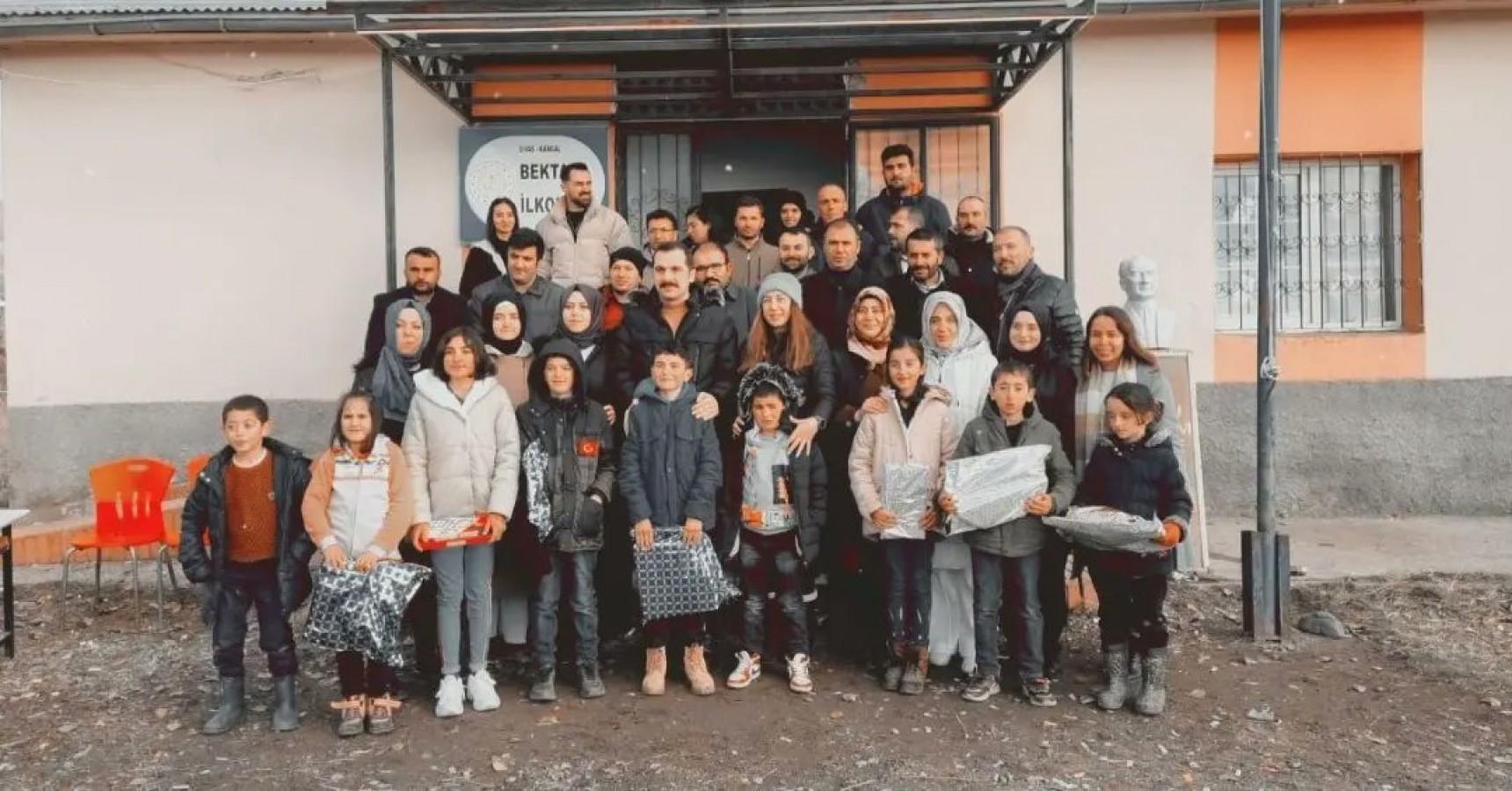 Öğrencileri hediyelerle sevindirdi;