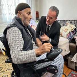 Yaşlı amcanın akülü araba ihtiyacını karşıladı