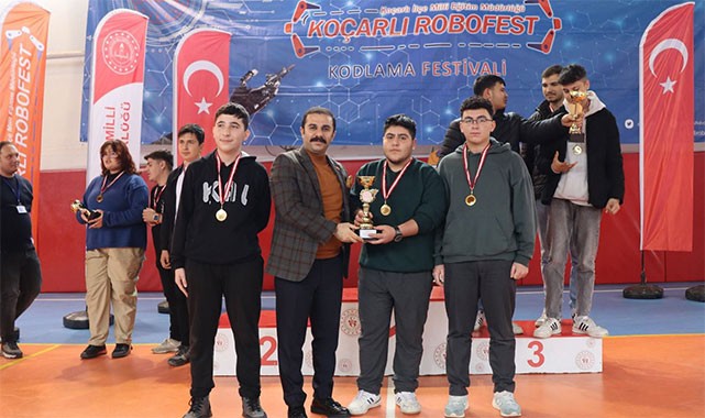 Koçarlı'da ROBOFEST heyecanı: Öğrenciler ödüllerini Kaymakam Taşkın'ın elinden aldı!