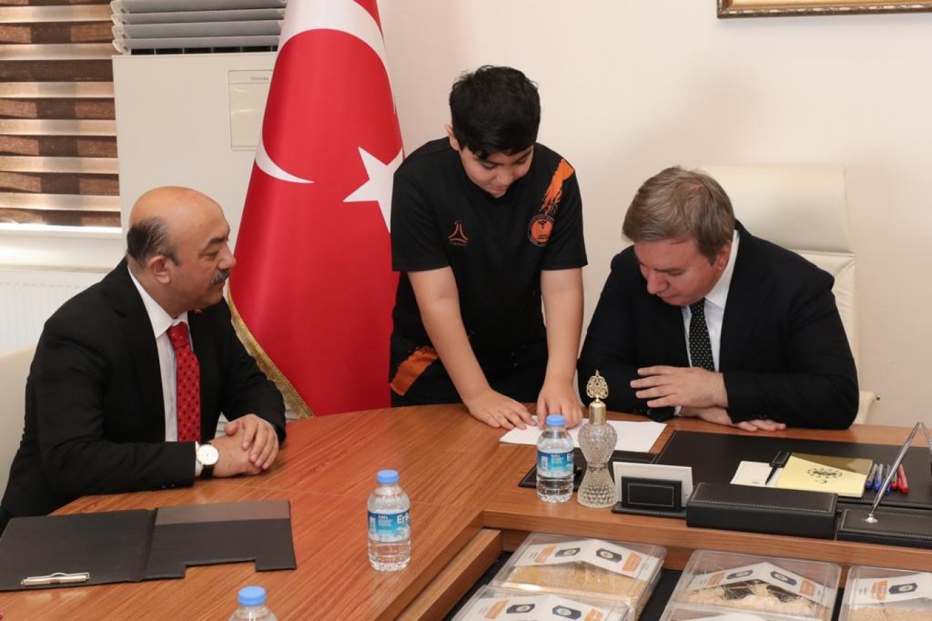 Beşinci sınıf öğrencisinin projelerini dinledi