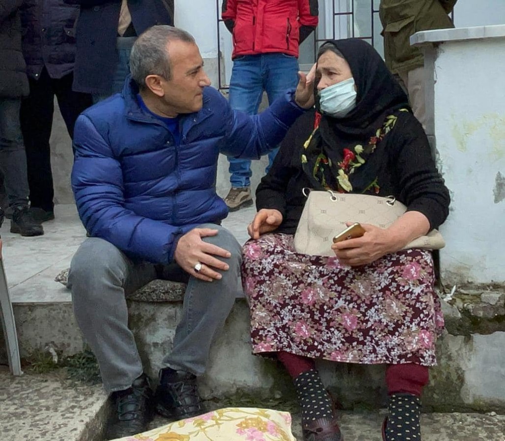 Vali'den evi yanan vatandaşa: Gözlerinin yaşına kıyamayız