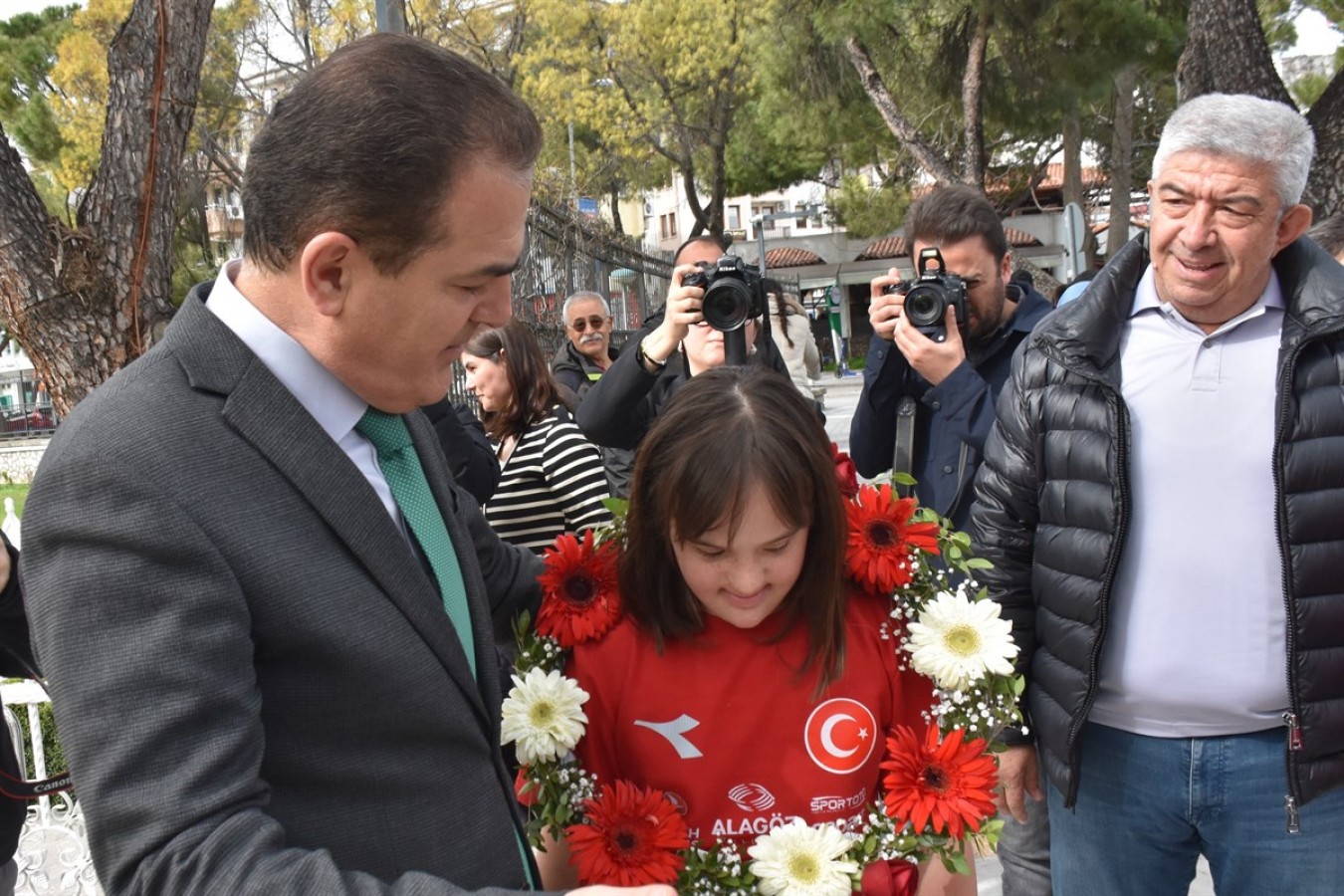 Down sendromlu şampiyonu valilik önünde karşıladı;