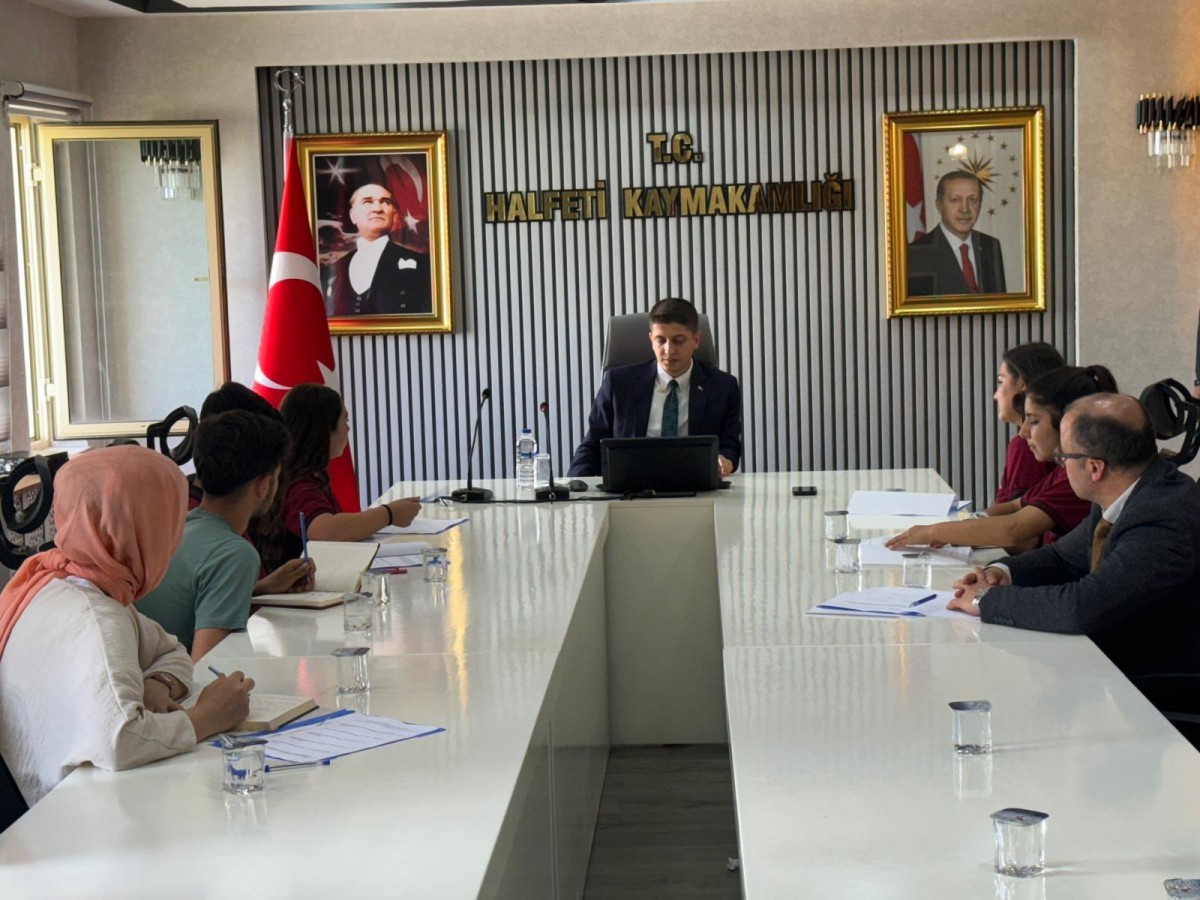 Öğrencilerin sorularını cevapladı