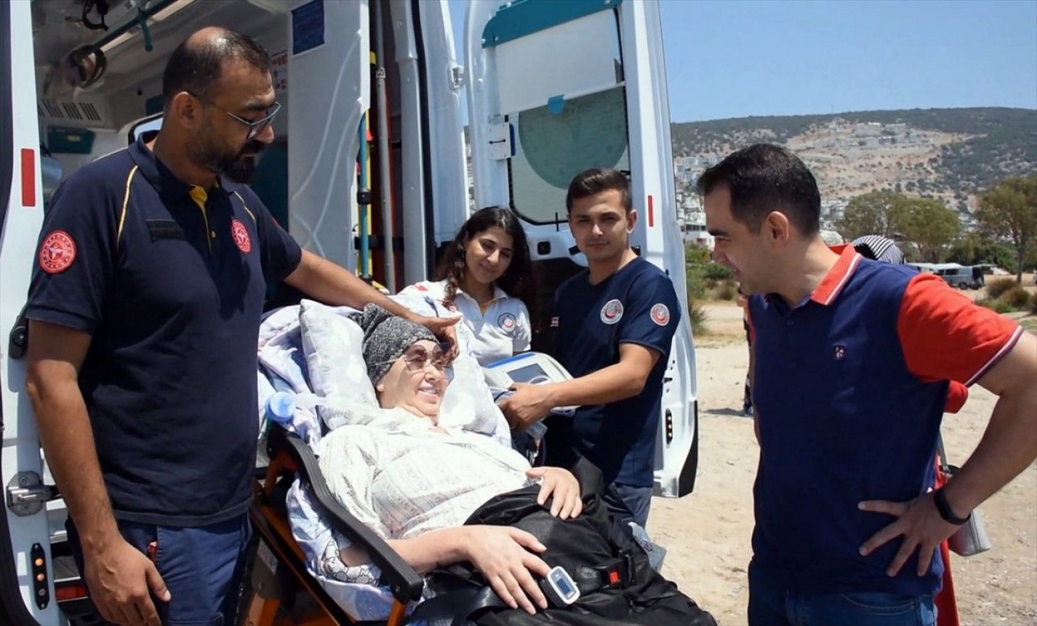 Yatağa bağlı hastanın denizi görme isteği yerine getirildi;