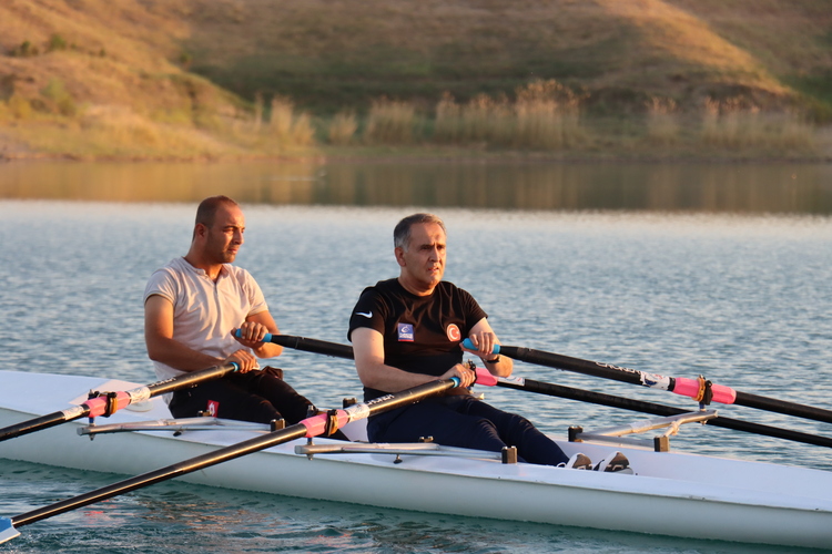 Vali kürek çekerek gençleri spora yönlendiriyor;