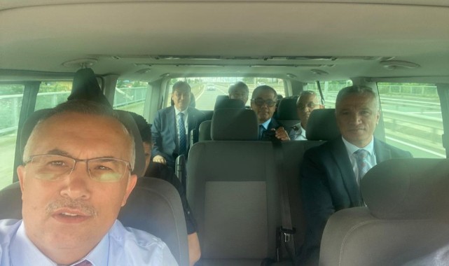 Protokol minibüsle açılışa gitti