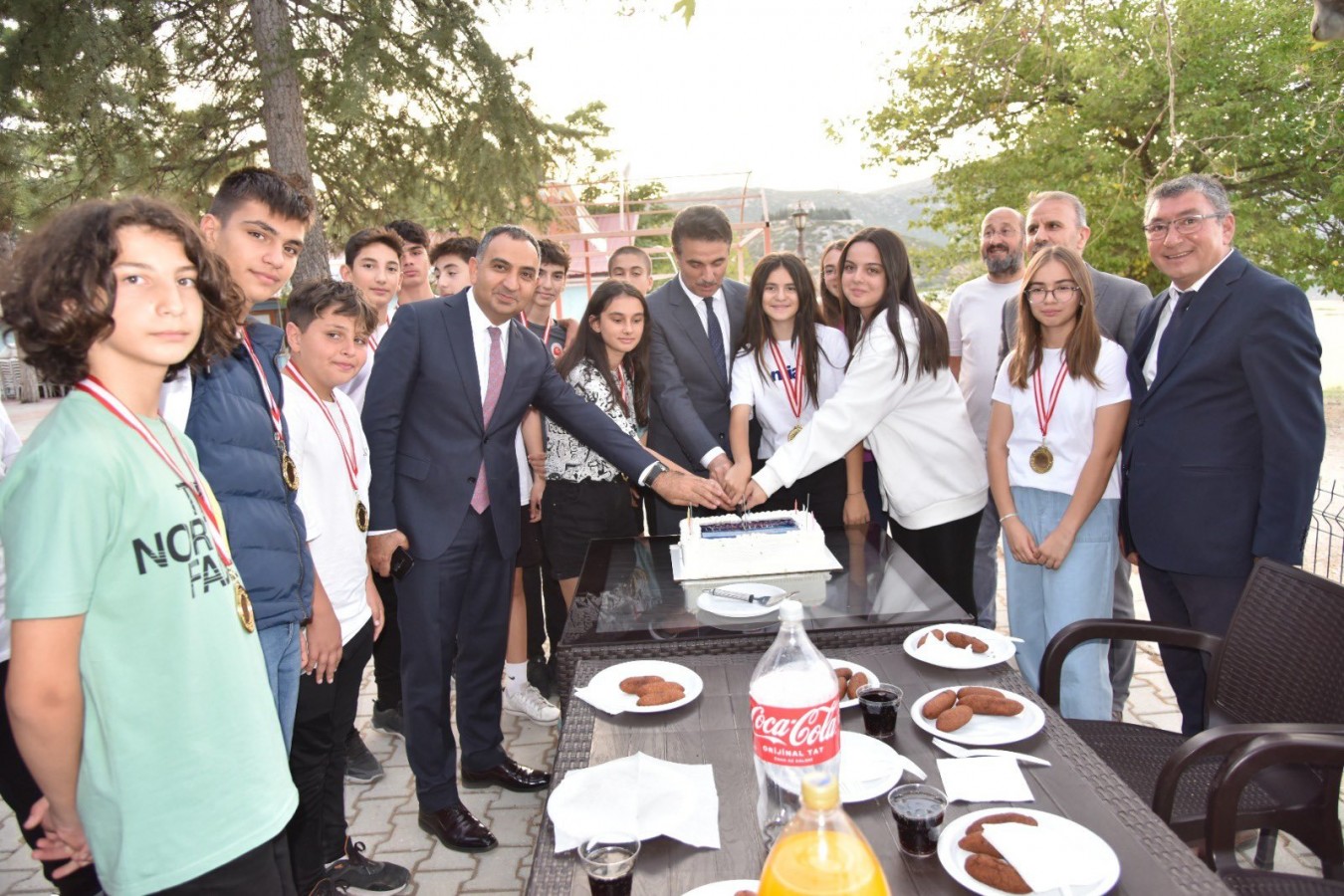 Halk oyunları şampiyonlarına pasta kesti;