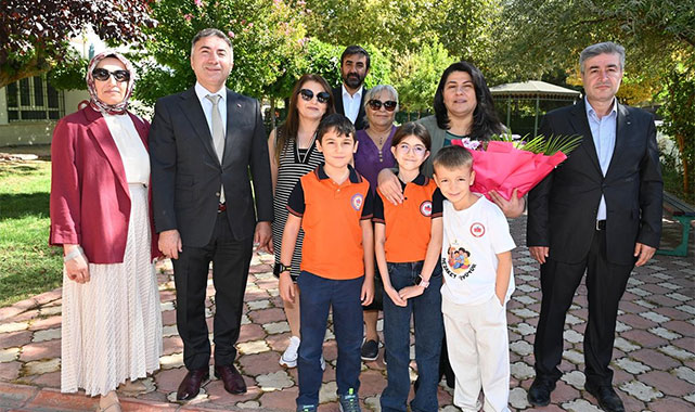 Batman'da minik eller kuş yuvalarını ağaçlarla buluşturdu