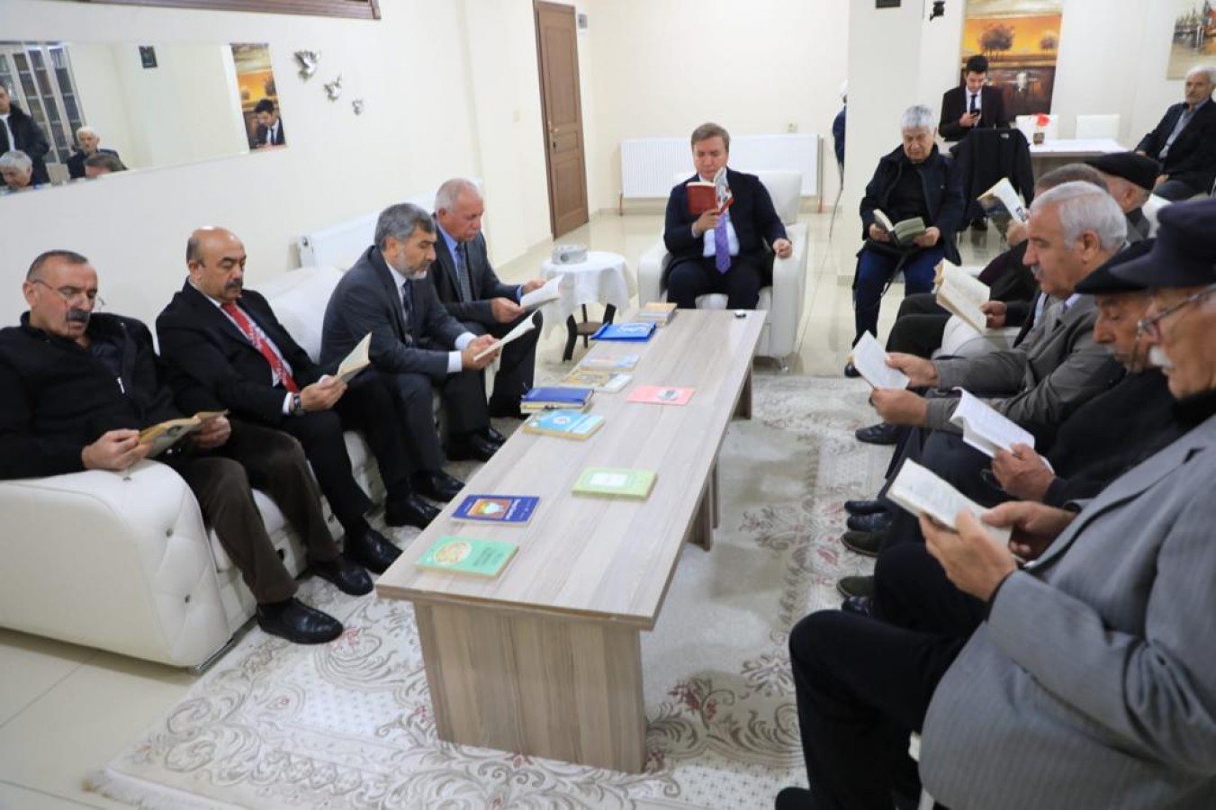 Cemevinde kitap okudular;