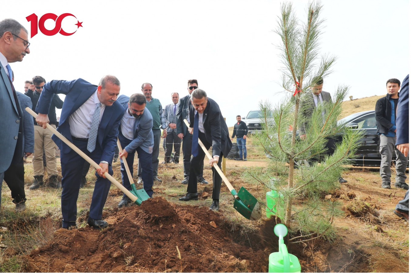 Bitlis'te 200 fidan toprakla buluştu;