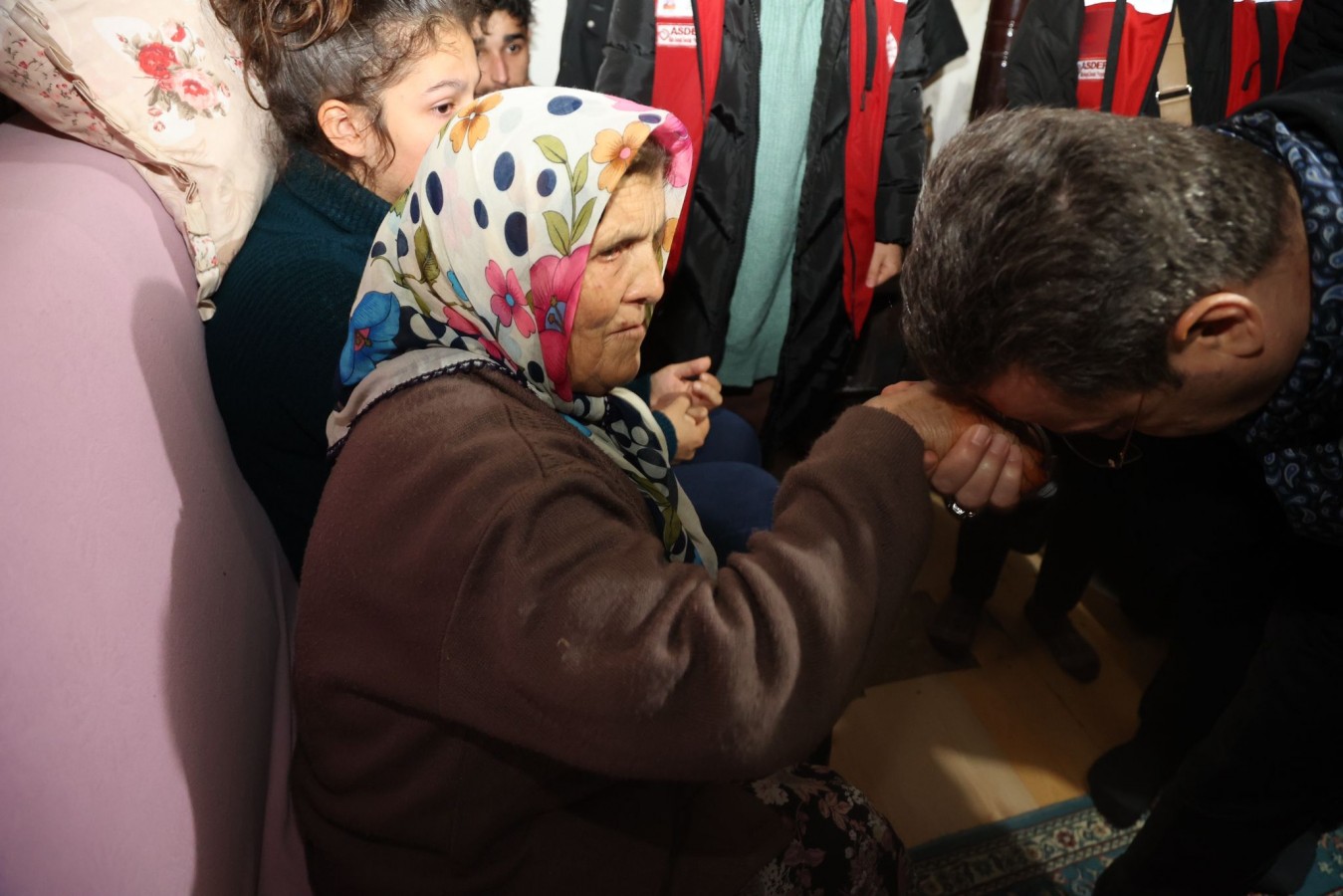 Şehit ailesinin acısını paylaştı