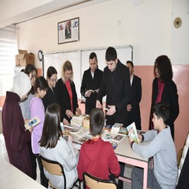 Önce kitap dağıttı, sonra tavsiye verdi