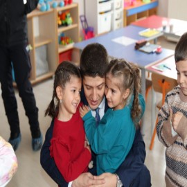 Miniklerin kaymakam abi sevgisi