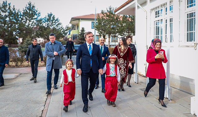 Erzincan'ın gelenekleri geleceğe taşınıyor: Minik öğrencilerden anlamlı performans!