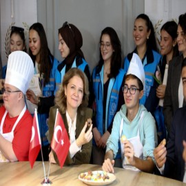 Vali Şahin’in eşi, özel gereksinimli öğrencilerle yemek pişirdi