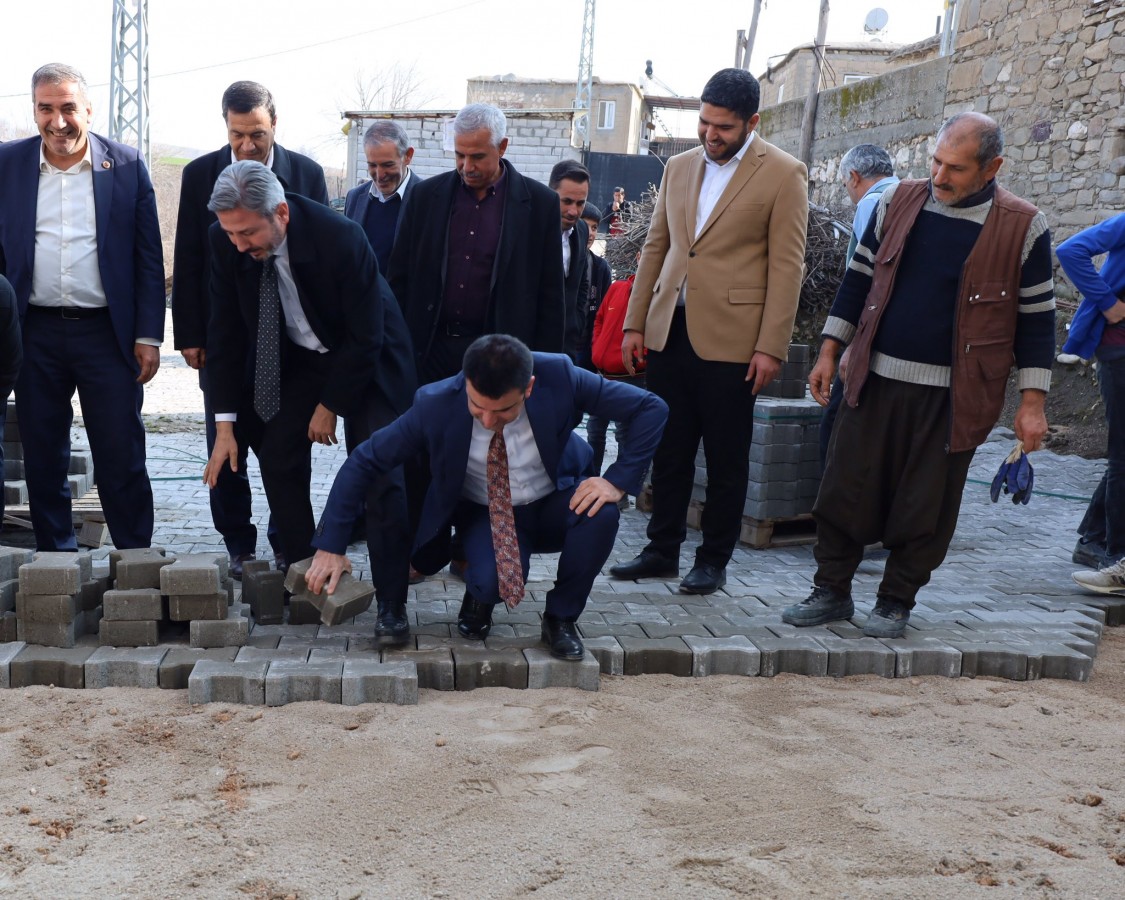 Parke taşı döşedi;