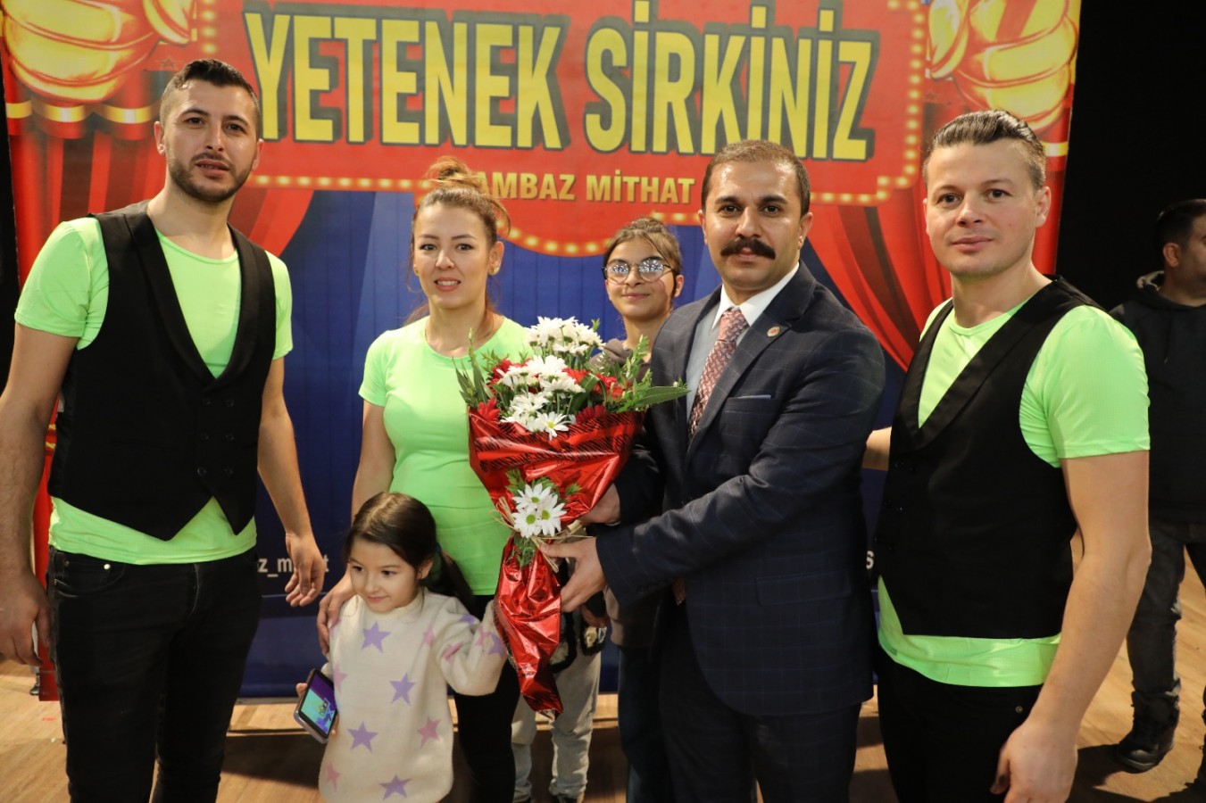 Sirk gösterisine yoğun ilgi;
