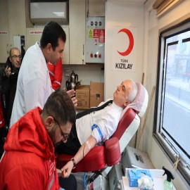 Vali Çakır, hayat kurtarmak için kan verdi