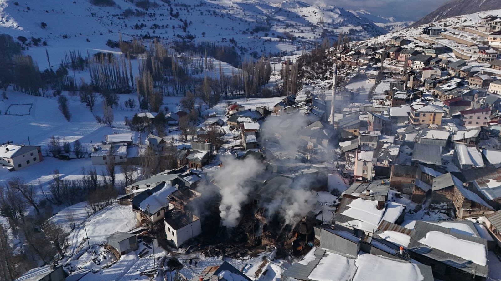 Erzurum'da korkutan yangın, Vali Çiftçi bölgede inceleme yaptı