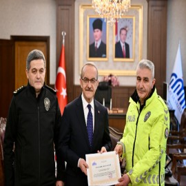 Üşüyen çocuğa yardım eden polis memuru, Vali Yavuz’dan tam not aldı