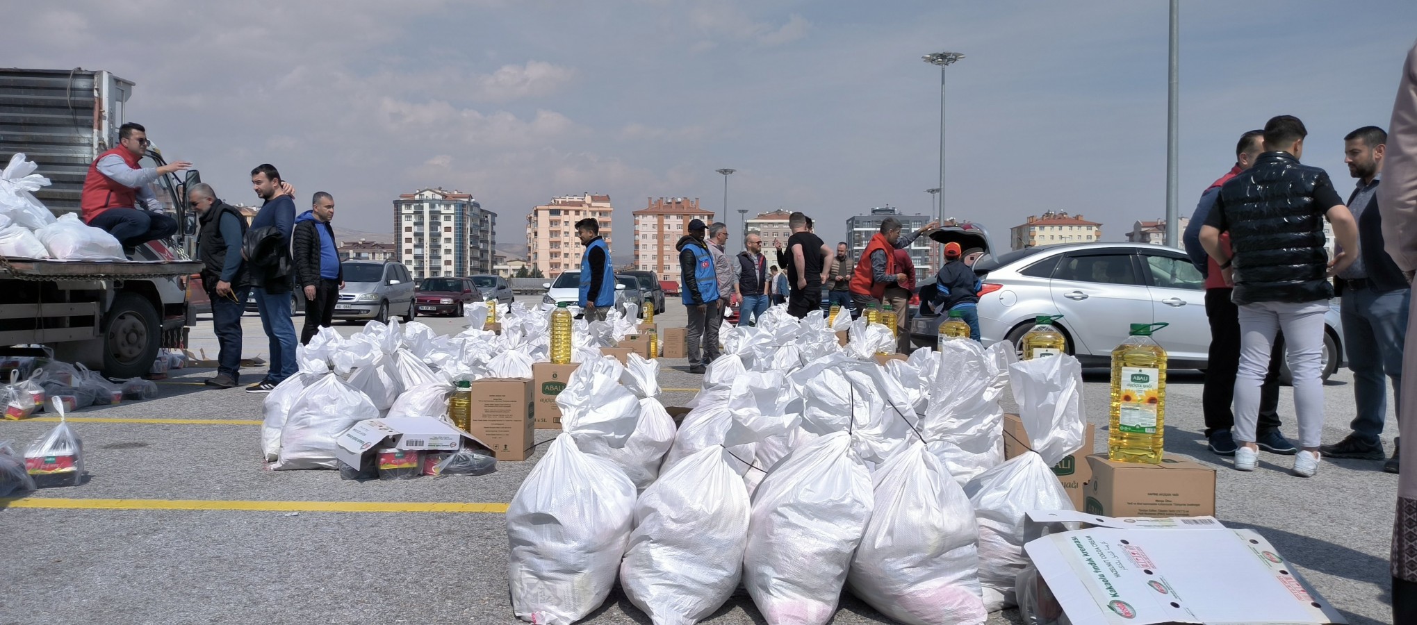 Misafir depremzedelere gıda kolilerini gönüllüler götürdü;