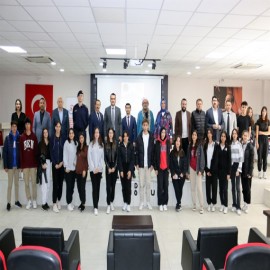 "Tiyatro insanlar arasında köprü kuruyor"