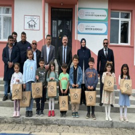 Çocukların bayramlık sevincine ortak oldu