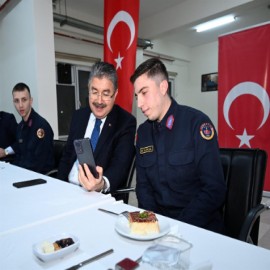 İftarda Mehmetçiğe sürpriz yaptı