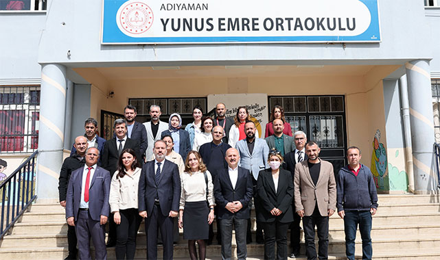 Vali Varol, öğrencilerle birlikte fide dikti;