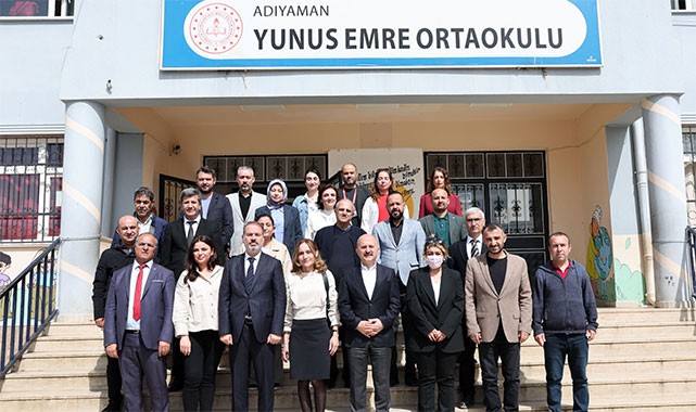 Vali Varol, öğrencilerle birlikte fide dikti