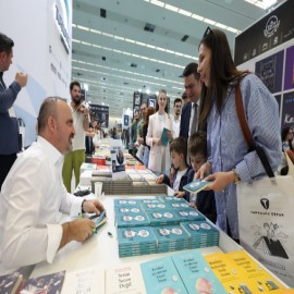 Bakan Yardımcısı Turan imza gününde okuyucularıyla buluştu