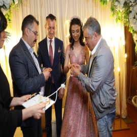 Kaymakam Özcan’ın nişan yüzüğünü Vali Turan taktı