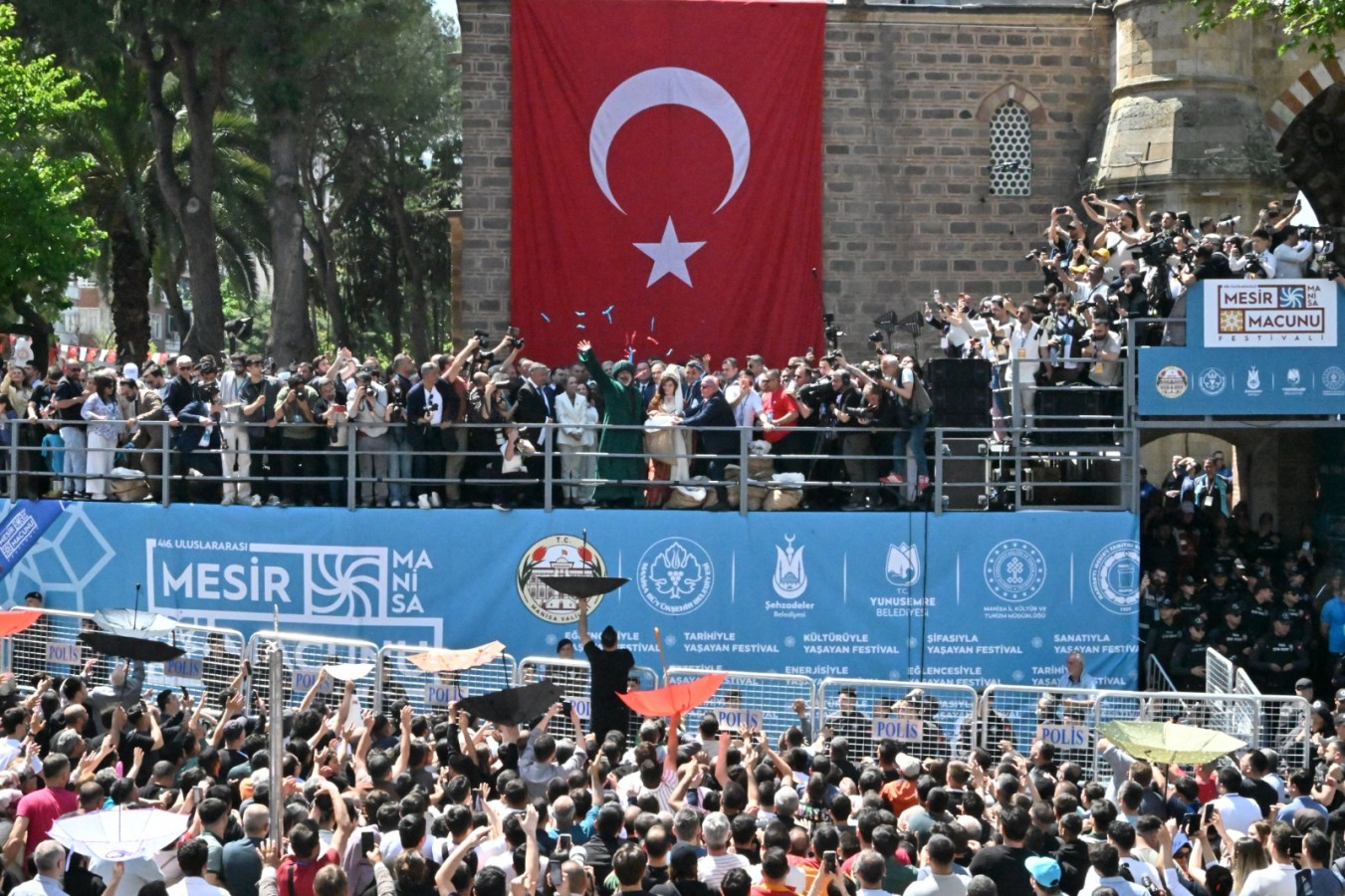 10 ton mesir macunu halka saçıldı