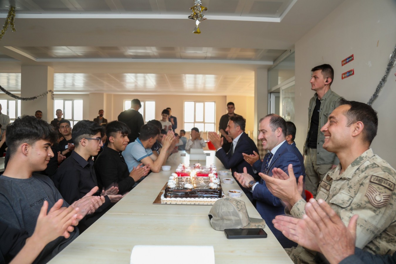 Pansiyonda kalan öğrencilere doğum günü sürprizi;