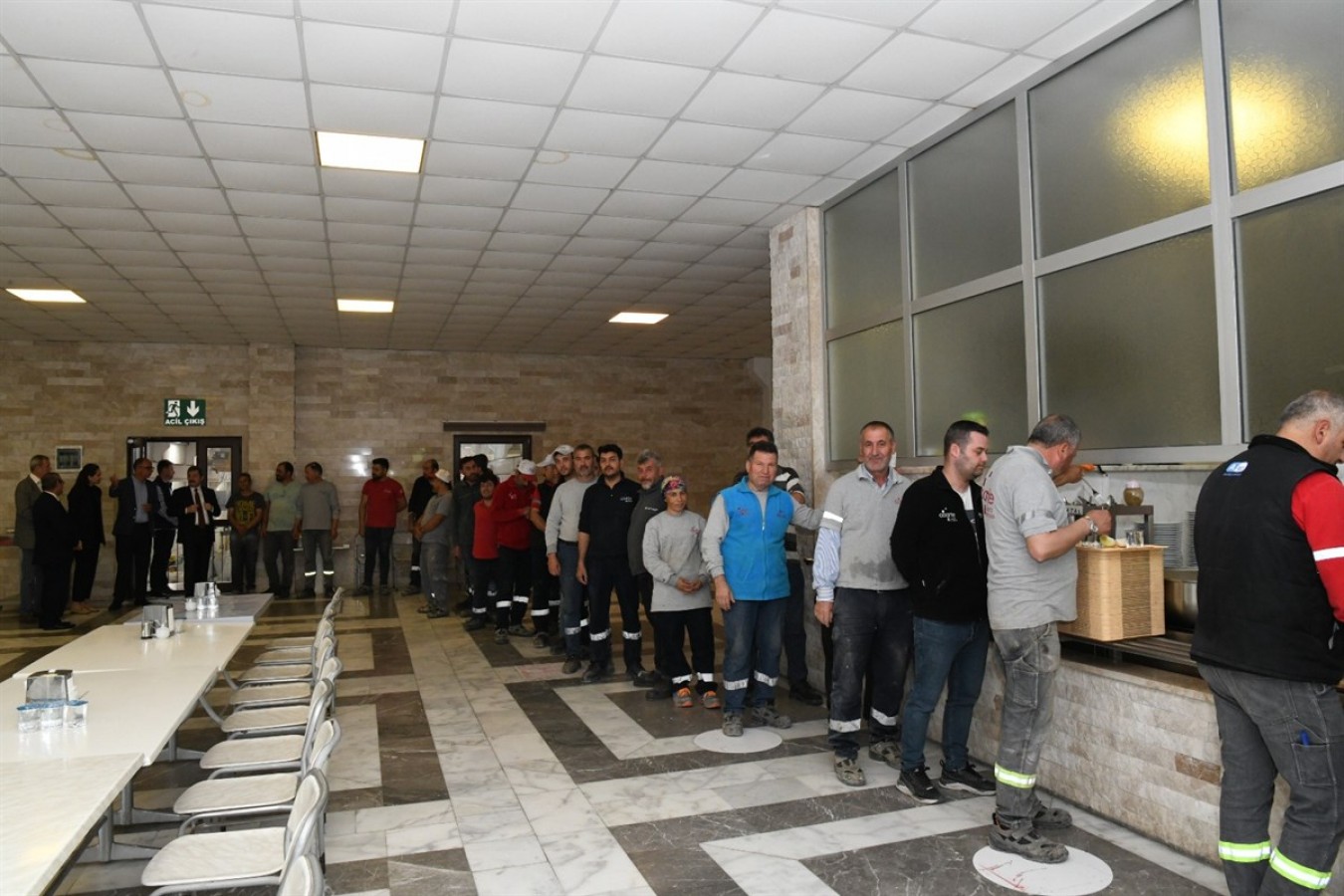 Fabrika işçileriyle yemek sırasına girdi