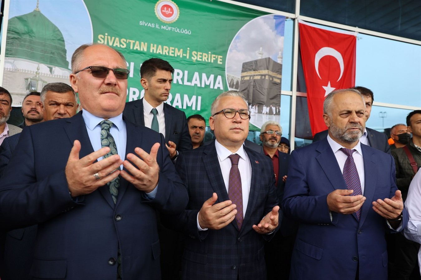 Vali ve başkan dualarla uğurladı;