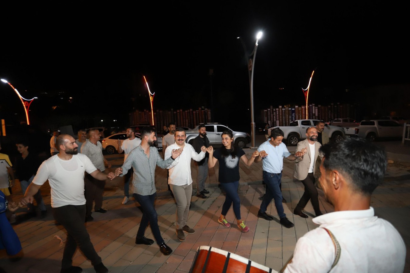 Milli Takımın galibiyetini halay çekerek kutladılar;