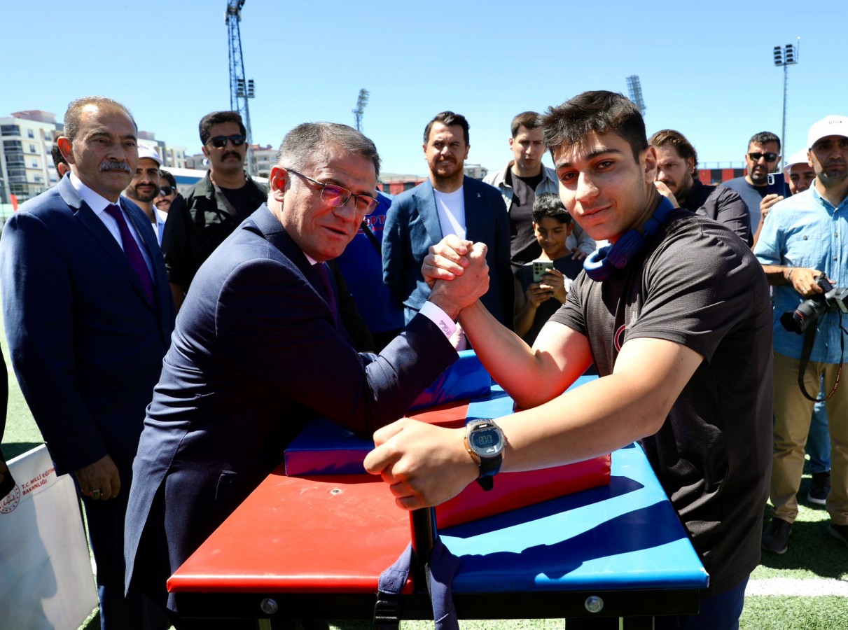 Vali Balcı, gençlerle bilek güreşi yaptı;