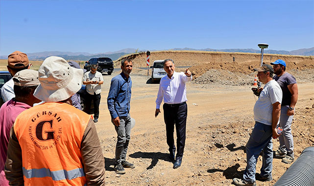 Bingöl OSB yolunda asfalt tamamlandı: ''Kavurucu sıcak altında çalışan tüm personele teşekkür ediyorum'';
