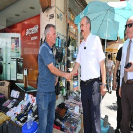445 vatandaşla tokalaşıp, taleplerini dinledi