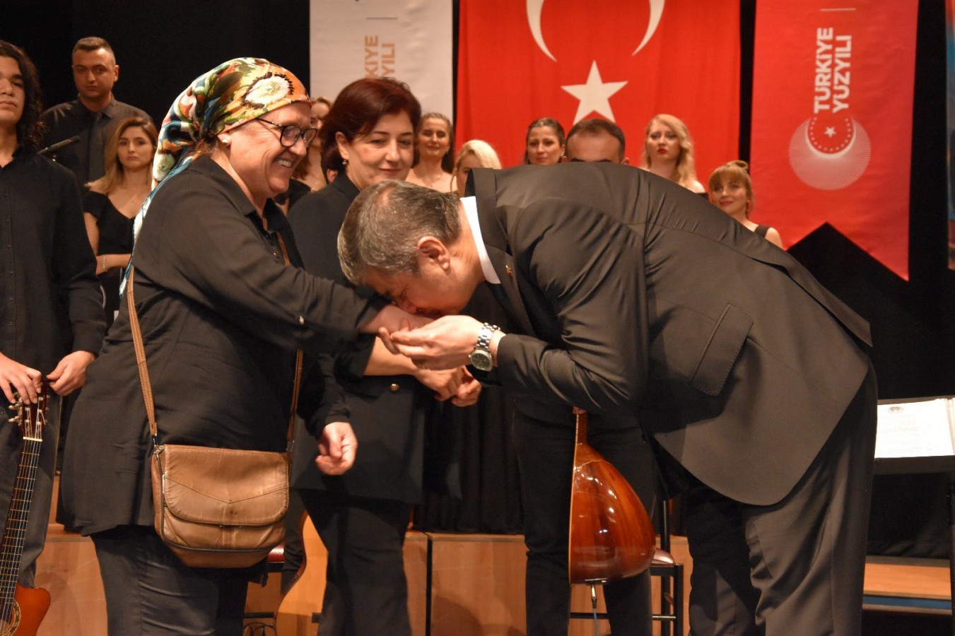 Şehit öğretmen Aybüke türkülerle anıldı