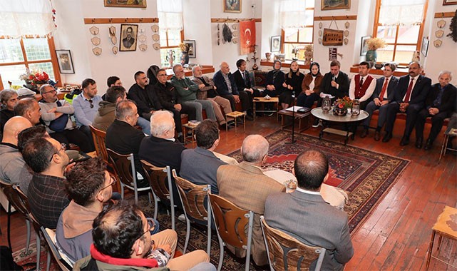 ''Bilgi aklı aydınlatır; ama sevgi, insanın hem aklını hem kalbini diriltir''