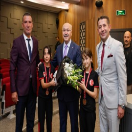 Vali Köşger, Fekeli şampiyonları tebrik etti