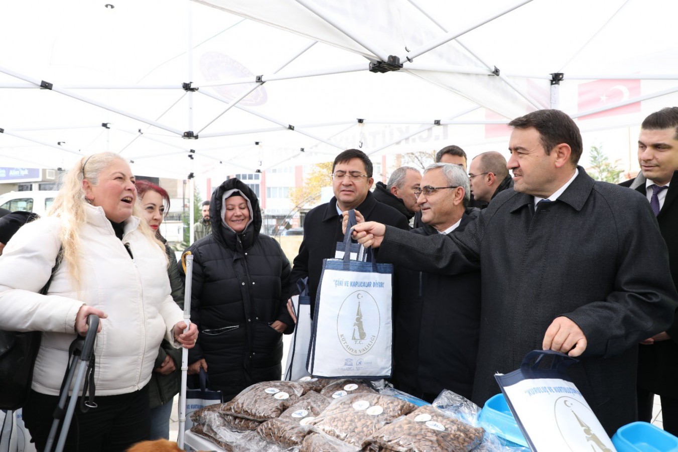 Sokak hayvanları için mama dağıtıldı