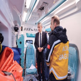 Tam donanımlı ambulansları inceledi