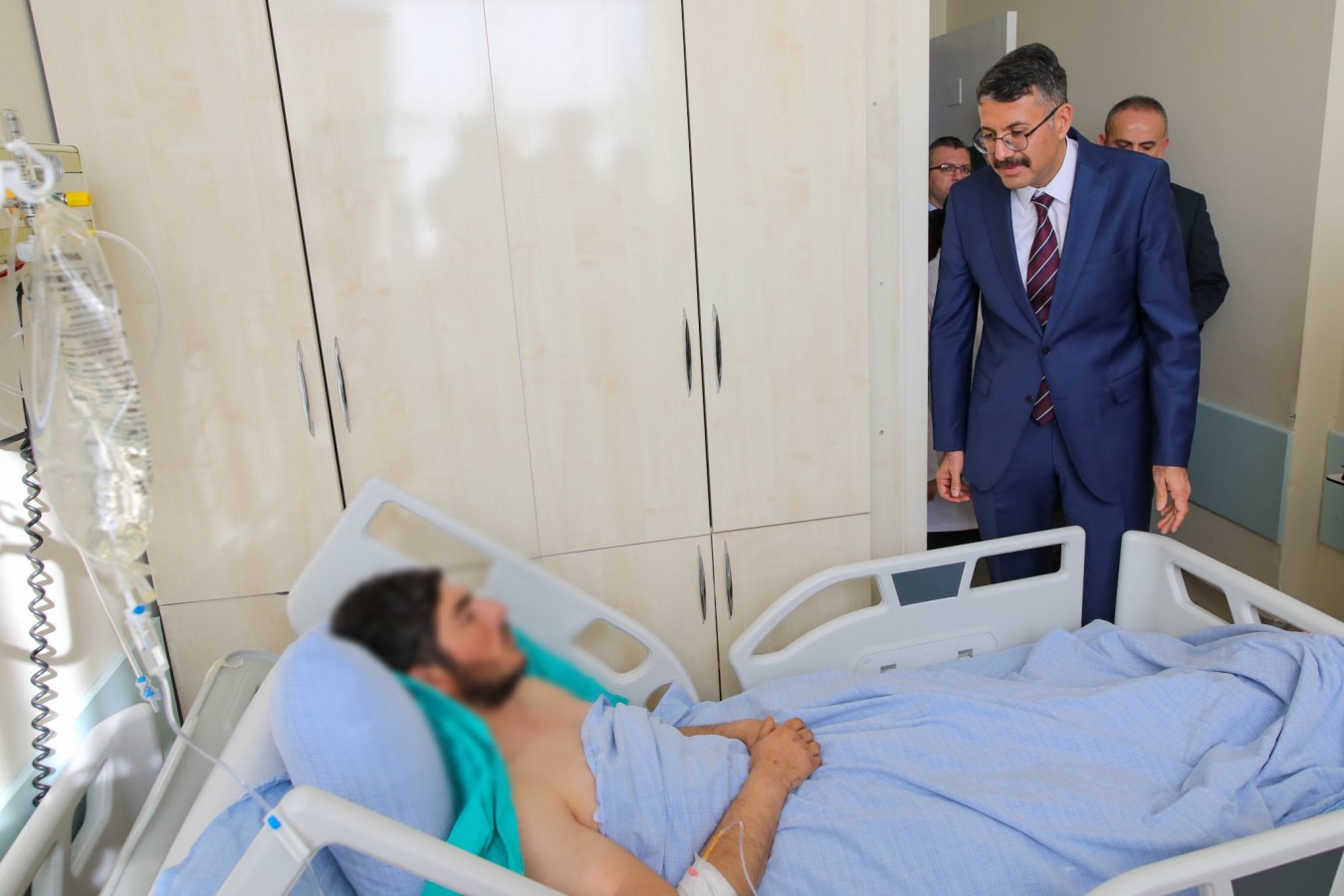 Çatışmada yaralanan askerleri ziyaret etti;